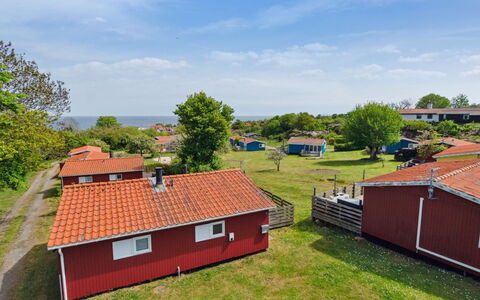 Auti - 300M from the Sea: Wohngebiet, Strauch, Haus, Zuhause, Garten, Estate, Schatten, Landscaping, Rasen