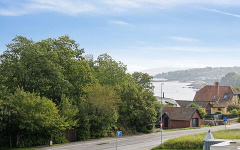 Evalina - 150M from the Sea: Wohngebiet, Strauch, Haus, Zuhause, Garten, Estate, Schatten, Landscaping, Rasen