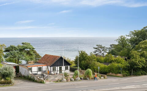 Evalina - 150M from the Sea: Wohngebiet, Strauch, Haus, Zuhause, Garten, Estate, Schatten, Landscaping, Rasen
