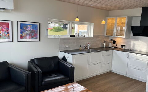 Evalina - 150M from the Sea: Möbel, Holz, Küche, Flooring, Countertop, Interior Design, Cabinetry, Fussboden, Küchengerät, Major Appliance
