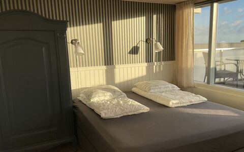 Evalina - 150M from the Sea: Schlafzimmer, Bett, Holz, Bettdecke, Möbel, Interior Design, Bedding, Fussboden, Flooring, Linens