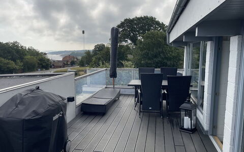 Evalina - 150M from the Sea: Verbundwerkstoff, Deck, Holzboden, Hartholz, Balkon, Schatten, Planke, Holzbeize, Daylighting, Gartenmöbel