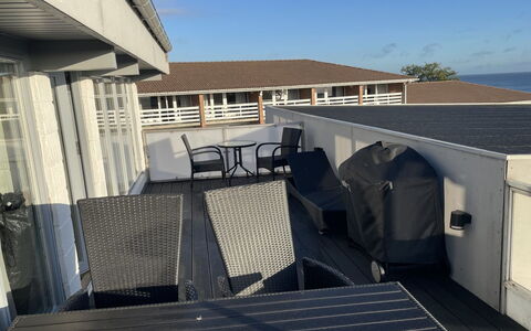 Evalina - 150M from the Sea: Fussboden, Balkon, Deck, Gartenmöbel, Hartholz, Daylighting, Geländer, Schatten, Holzbeize