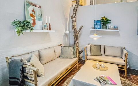 Arnt - 100M from the Sea: Möbel, Interior Design, Holz, Flooring, Fussboden, Wohnzimmer, Beleuchtung, Couch, Zuhause, Wohnung
