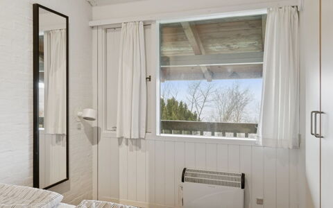 Arnt - 100M from the Sea: Interior Design, Holz, Fussboden, Schlafzimmer, Flooring, Bett, Textil, Möbel, Decke, Linens