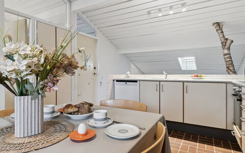 Arnt - 100M from the Sea: Wohngebiet, Strauch, Haus, Zuhause, Garten, Estate, Schatten, Landscaping, Rasen