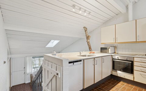 Arnt - 100M from the Sea: Wohngebiet, Strauch, Haus, Zuhause, Garten, Estate, Schatten, Landscaping, Rasen