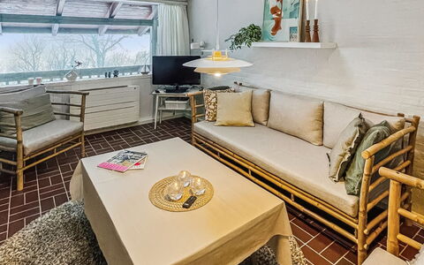 Arnt - 100M from the Sea: Möbel, Interior Design, Flooring, Couch, Fussboden, Holz, Wohnzimmer, Decke, Beleuchtung, Zimmer