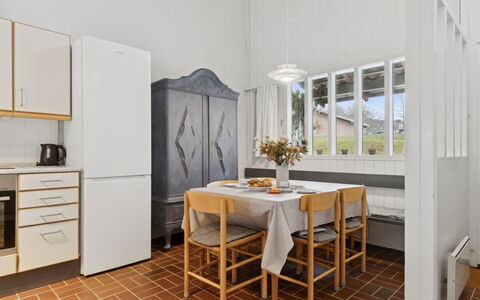 Arnt - 100M from the Sea: Flooring, Interior Design, Möbel, Fussboden, Holz, Decke, Küche, Beleuchtung, Zimmer, Wohnung