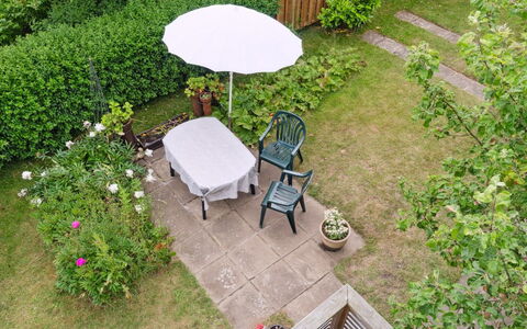 Elso - 5Km from the Sea: Garten, Strauch, Gartenmöbel, Möbel, Tisch Im Freien, Ground, Hinterhof, Stuhl, Rasen