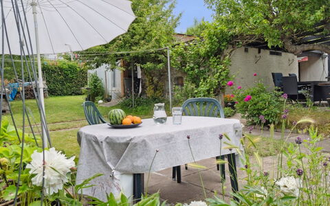 Elso - 5Km from the Sea: Möbel, Gartenmöbel, Tabelle, Stuhl, Regenschirm, Tisch Im Freien, Strauch, Garten, Schatten