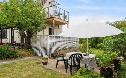 Elso - 5Km from the Sea: Gebäude, Haus, Wohngebiet, Dach, Strauch, Zuhause, Die Architektur, Hütte, Grundstueck