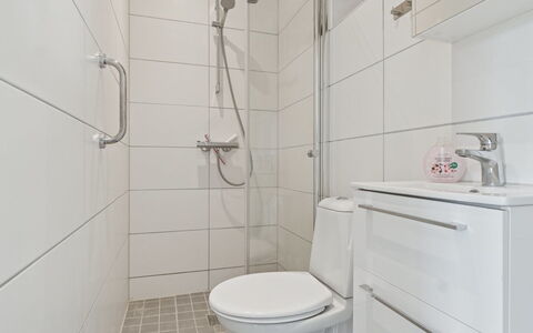 Elso - 5Km from the Sea: Badezimmer, Armatur, Flooring, Toilleten Sitz, Toilette, Fussboden, Interior Design, Sinken, Installation, Bad Sink