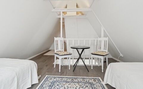 Elso - 5Km from the Sea: Flooring, Fussboden, Interior Design, Möbel, Holz, Schlafzimmer, Decke, Bett, Beleuchtung, Zimmer