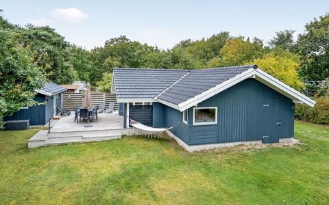 Vilmar - 250M from the Sea: Wohngebiet, Strauch, Haus, Zuhause, Garten, Estate, Schatten, Landscaping, Rasen
