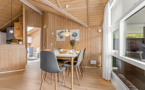 Vilmar - 250M from the Sea: Wohngebiet, Strauch, Haus, Zuhause, Garten, Estate, Schatten, Landscaping, Rasen