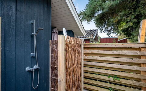 Vilmar - 250M from the Sea: Wohngebiet, Strauch, Haus, Zuhause, Garten, Estate, Schatten, Landscaping, Rasen