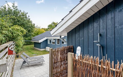 Vilmar - 250M from the Sea: Wohngebiet, Strauch, Haus, Zuhause, Garten, Estate, Schatten, Landscaping, Rasen