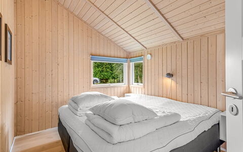 Vilmar - 250M from the Sea: Holz, Schlafzimmer, Interior Design, Decke, Bett, Zuhause, Fussboden, Zimmer, Bedding, Bettdecke