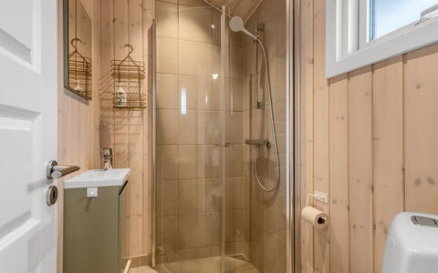 Vilmar - 250M from the Sea: Flooring, Fussboden, Wand, Holz, Armatur, Interior Design, Badezimmer, Decke, Toilette, Zimmer