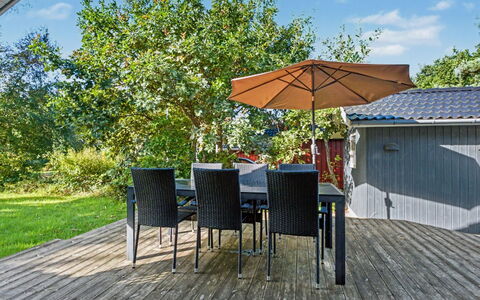 Vilmar - 250M from the Sea: Möbel, Gartenmöbel, Strauch, Stuhl, Garten, Schatten, Tisch Im Freien, Deck, Hartholz