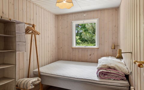 Elisej - 350M from the Sea: Flooring, Holz, Fussboden, Interior Design, Schlafzimmer, Decke, Möbel, Holzboden, Zimmer, Bett