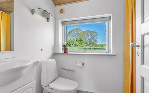 Svenne - 600M from the Sea: Armatur, Flooring, Fussboden, Installation, Decke, Zapfhahn, Badezimmer, Toilette, Sinken, Bad Sink