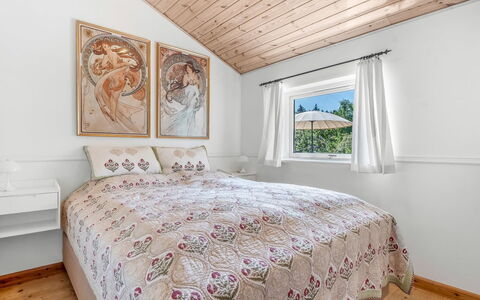 Svenne - 600M from the Sea: Bett, Schlafzimmer, Bettdecke, Holz, Bedding, Interior Design, Möbel, Decke, Zuhause, Linens