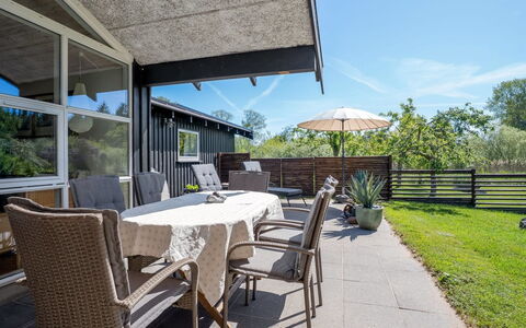 Svenne - 600M from the Sea: Veranda, Wohngebiet, Zuhause, Grundstueck, Schatten, Dach, Garten, Tür, Ground, Stuhl