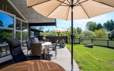 Svenne - 600M from the Sea: Möbel, Gartenmöbel, Stuhl, Tisch Im Freien, Schatten, Tabelle, Veranda, Küche & Esszimmer Tisch, Regenschirm, Deck