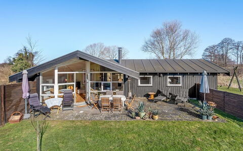 Svenne - 600M from the Sea: Wohngebiet, Strauch, Haus, Zuhause, Garten, Estate, Schatten, Landscaping, Rasen