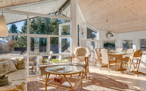 Svenne - 600M from the Sea: Wohngebiet, Strauch, Haus, Zuhause, Garten, Estate, Schatten, Landscaping, Rasen