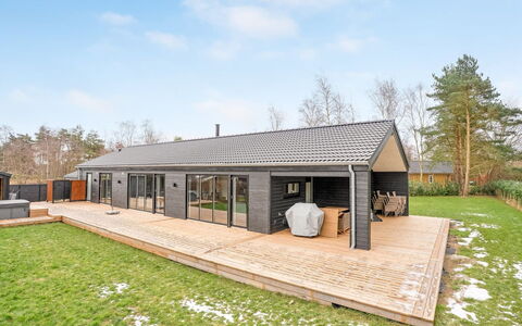 Martin - 800M from the Sea: Dach, Haus, Zuhause, Hütte, Tür, Abstellgleis, Estate, Rasen, Garten, Veranda