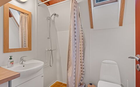 Tavita - 100M from the Sea: Armatur, Flooring, Wand, Interior Design, Fussboden, Holz, Badezimmer, Bad Sink, Sinken, Zapfhahn