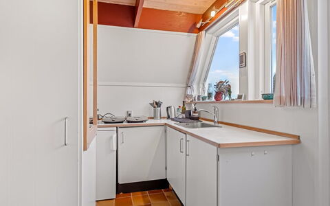 Tavita - 100M from the Sea: Küche, Holz, Flooring, Interior Design, Decke, Countertop, Fussboden, Armatur, Major Appliance, Spüle