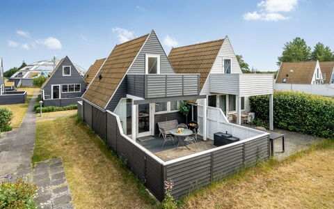 Tavita - 100M from the Sea: Dach, Haus, Zuhause, Hütte, Tür, Abstellgleis, Estate, Rasen, Garten, Veranda