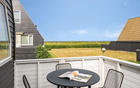 Tavita - 100M from the Sea: Dach, Haus, Zuhause, Hütte, Tür, Abstellgleis, Estate, Rasen, Garten, Veranda