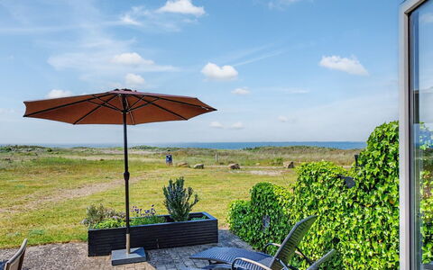 Suna - 95M from the Sea: Himmel, Möbel, Gartenmöbel, Stuhl, Tabelle, Tisch Im Freien, Schatten, Küche & Esszimmer Tisch, Regenschirm, Eco Hotel