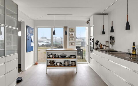Suna - 95M from the Sea: Küche, Küchengerät, Countertop, Möbel, Interior Design, Flooring, Cabinetry, Major Appliance, Holz, Haushaltsgerät