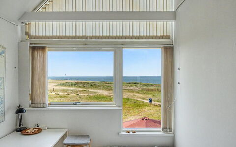 Suna - 95M from the Sea: Schlafzimmer, Decke, Bett, Daylighting, Bedding, Bettdecke, Linens, Kissen