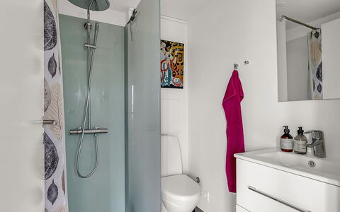 Suna - 95M from the Sea: Badezimmer, Flooring, Armatur, Fussboden, Interior Design, Toilette, Badezimmerschrank, Installation, Toilleten Sitz, Fliese