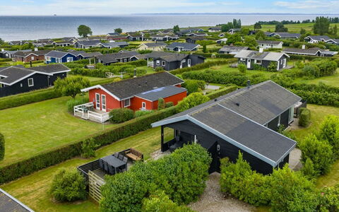 Dusine - 340M from the Sea: Wohngebiet, Strauch, Haus, Zuhause, Garten, Estate, Schatten, Landscaping, Rasen
