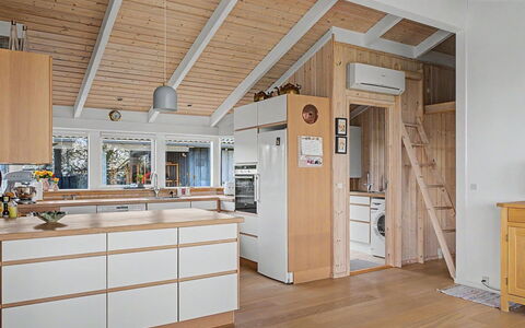 Imelda - 75M from the Sea: Flooring, Holz, Interior Design, Decke, Fussboden, Möbel, Küche, Holzboden, Light Fixture, Cabinetry