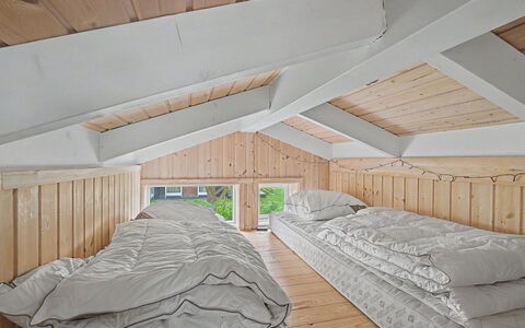 Imelda - 75M from the Sea: Holz, Schlafzimmer, Bedding, Bett, Bettdecke, Decke, Linens, Bettrahmen, Hartholz, Dachboden