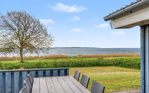 Imelda - 75M from the Sea: Himmel, Grundstueck, Planke, Hartholz, Schatten, Hütte, Gartenmöbel, Deck, Veranda, Rasen