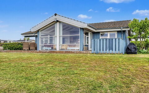 Imelda - 75M from the Sea: Dach, Zuhause, Hütte, Tür, Abstellgleis, Estate, Schatten, Veranda, Gartenbauten, Garten