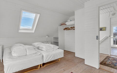 Verene - 725M from the Sea: Flooring, Fussboden, Holz, Decke, Holzboden, Schlafzimmer, Hartholz, Planke, Holzbeize, Bett