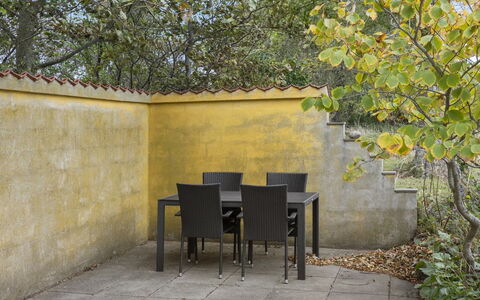 Verene - 725M from the Sea: Wohngebiet, Strauch, Haus, Zuhause, Garten, Estate, Schatten, Landscaping, Rasen