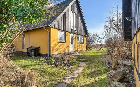 Verene - 725M from the Sea: Wohngebiet, Strauch, Haus, Zuhause, Garten, Estate, Schatten, Landscaping, Rasen