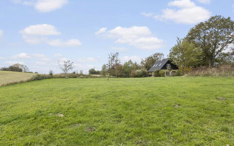Verene - 725M from the Sea: Wohngebiet, Strauch, Haus, Zuhause, Garten, Estate, Schatten, Landscaping, Rasen
